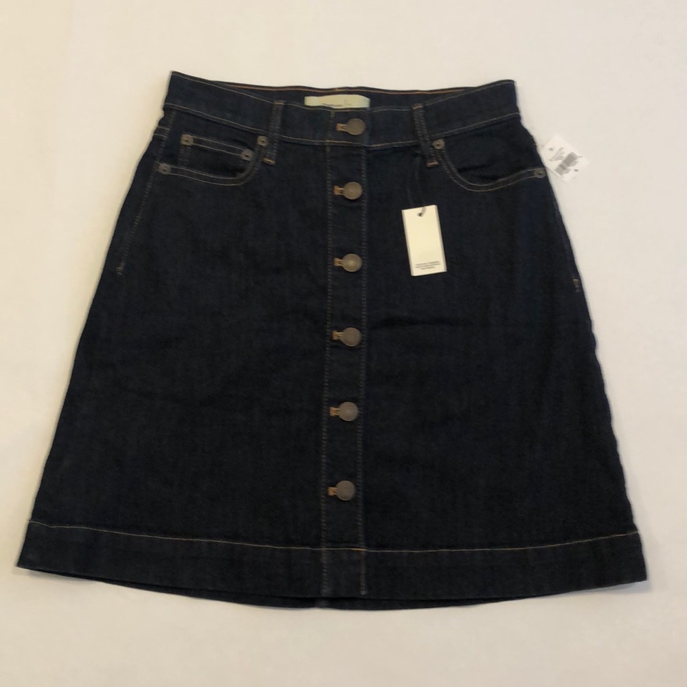 NEW W/ TAGS - 18” GAP button-up denim skirt